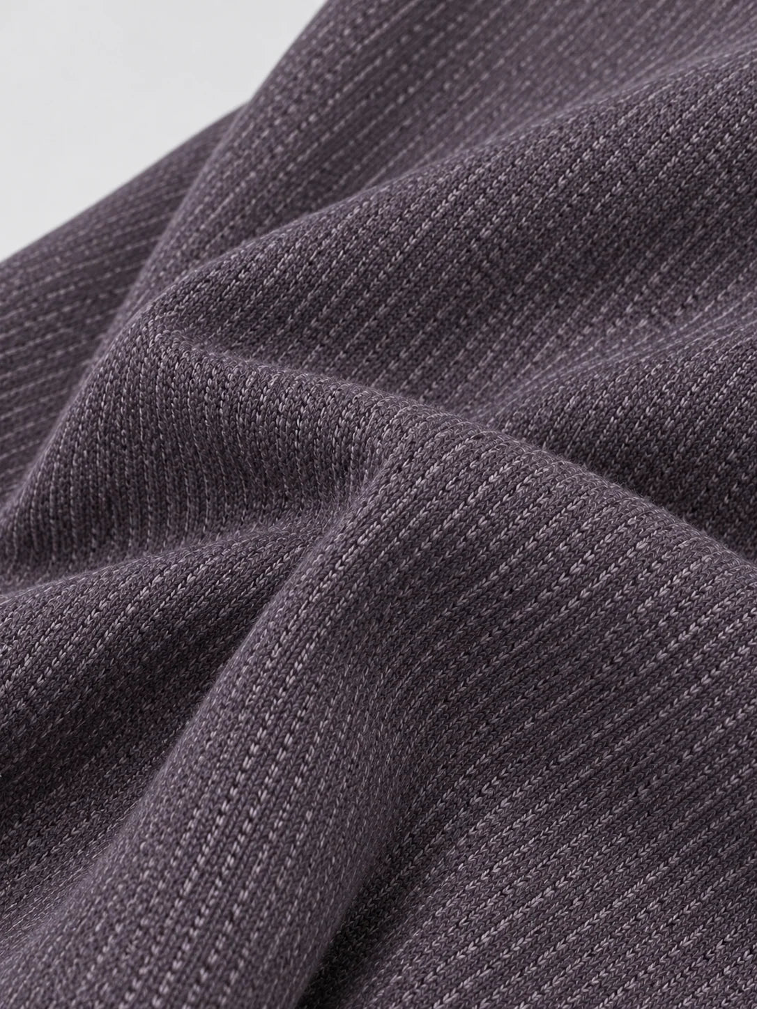 Altvioletter Golf-Pullover mit diagonalem Strukturmuster und Viertelreißverschluss