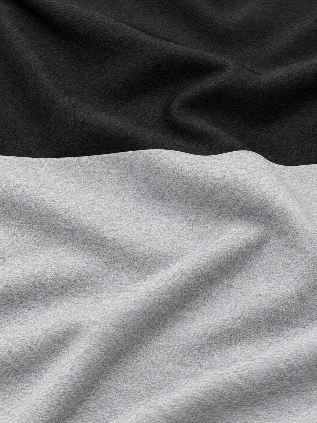 Schwarzer und grauer Golf-Pullover mit Colorblock-Design und kurzem Reißverschluss