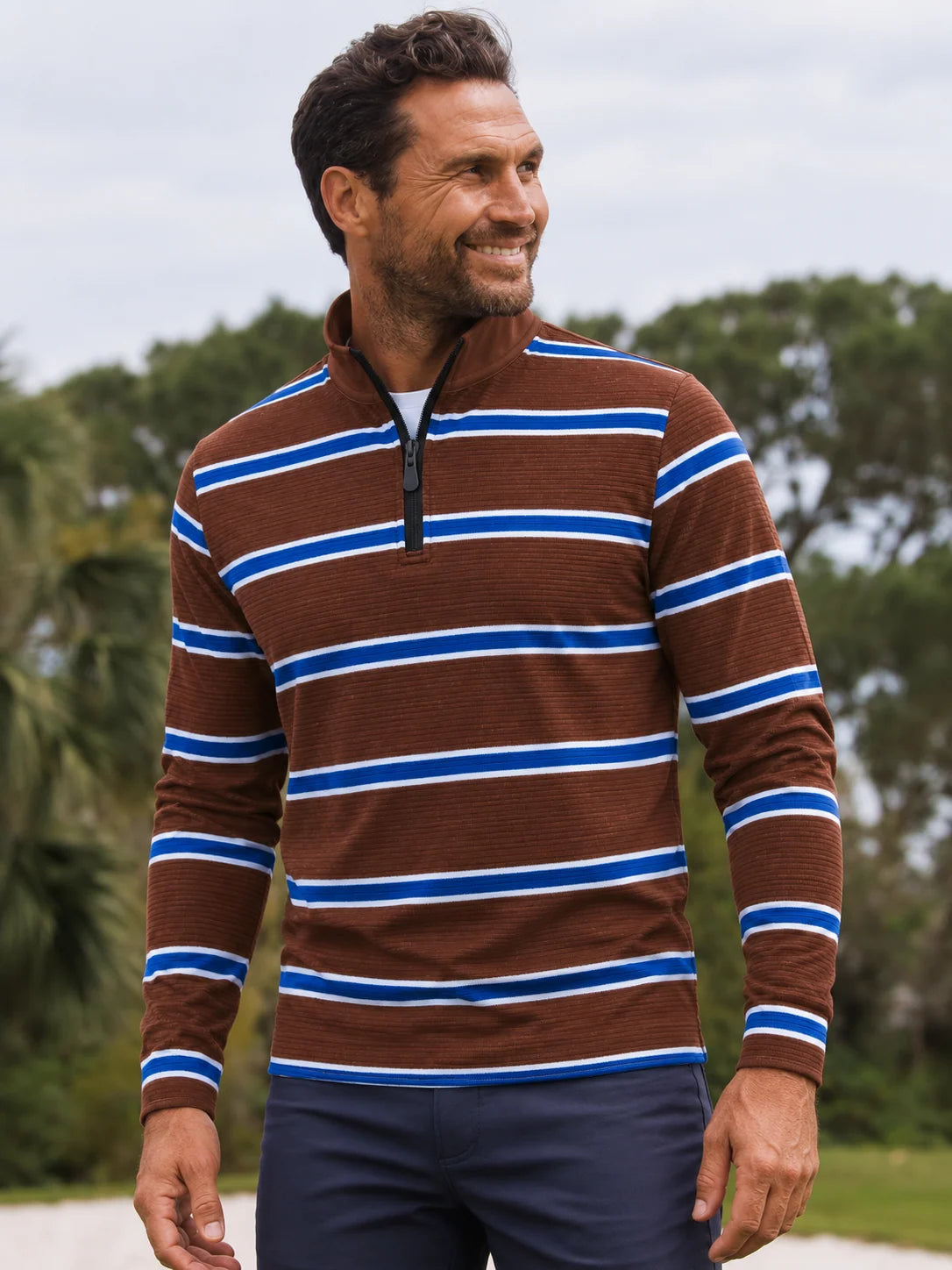 Schokoladenbrauner Golf-Pullover mit kobaltblauen und weißen Streifen und Viertelreißverschluss aus Funktionsmaterial