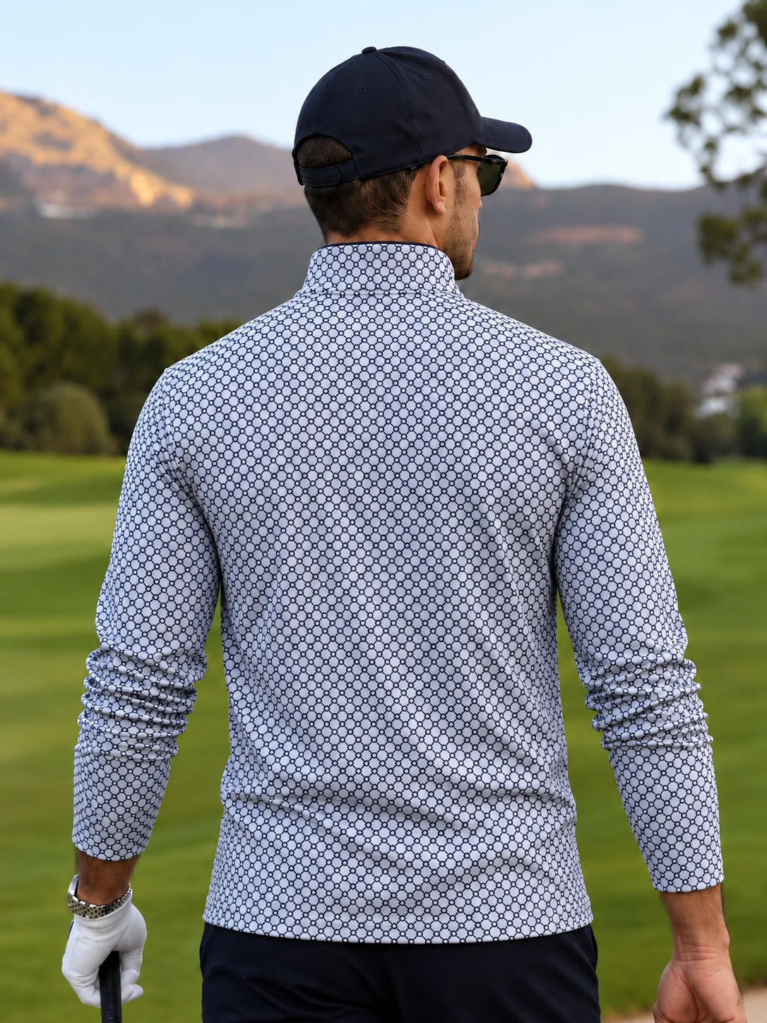 Performance-Golfpullover mit schwarz-weißem geometrischem Muster und Viertelreißverschluss