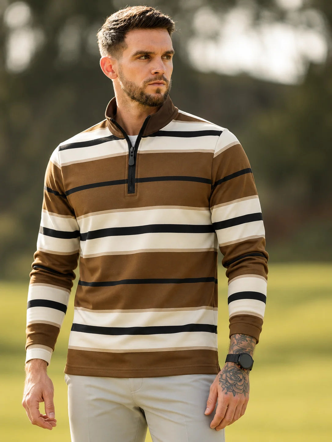 Golf-Pullover mit breiten Streifen in Espressobraun, Elfenbein und Schwarz und Viertelreißverschluss aus Funktionsmaterial