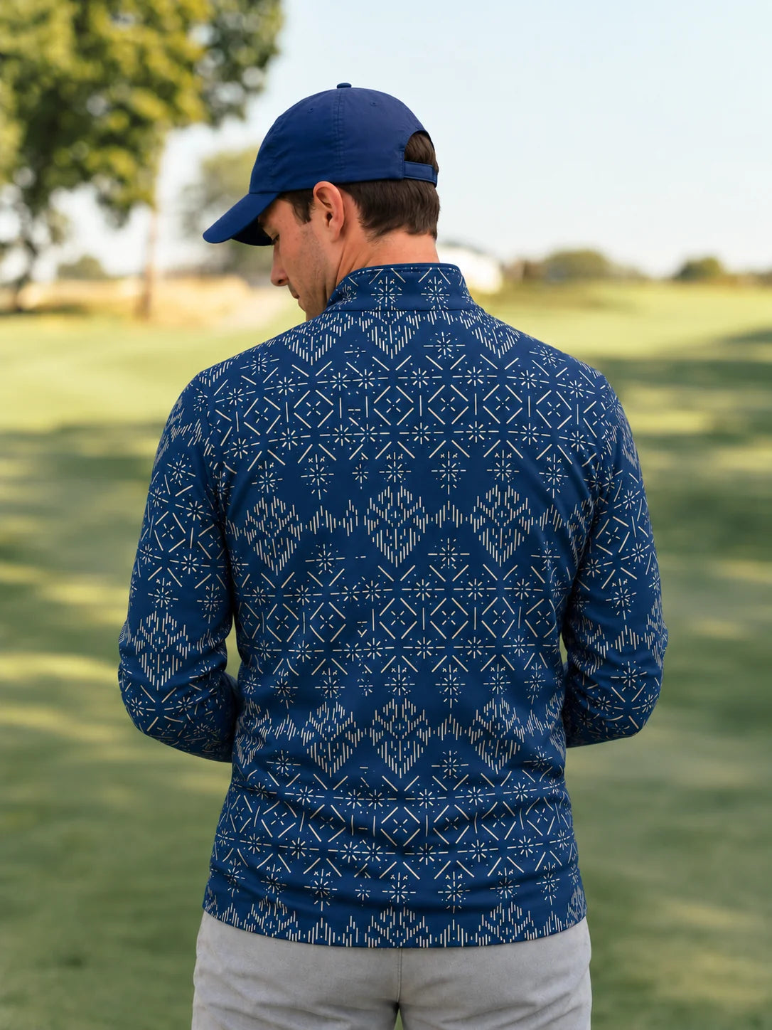 Dunkelblauer Performance-Pullover mit geometrischem Muster und kurzem Reißverschluss