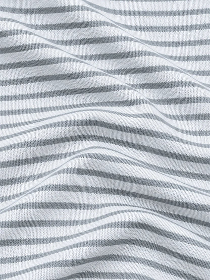 Weiß-grau gestreifter Golf-Pullover mit Viertelreißverschluss aus Funktionsmaterial