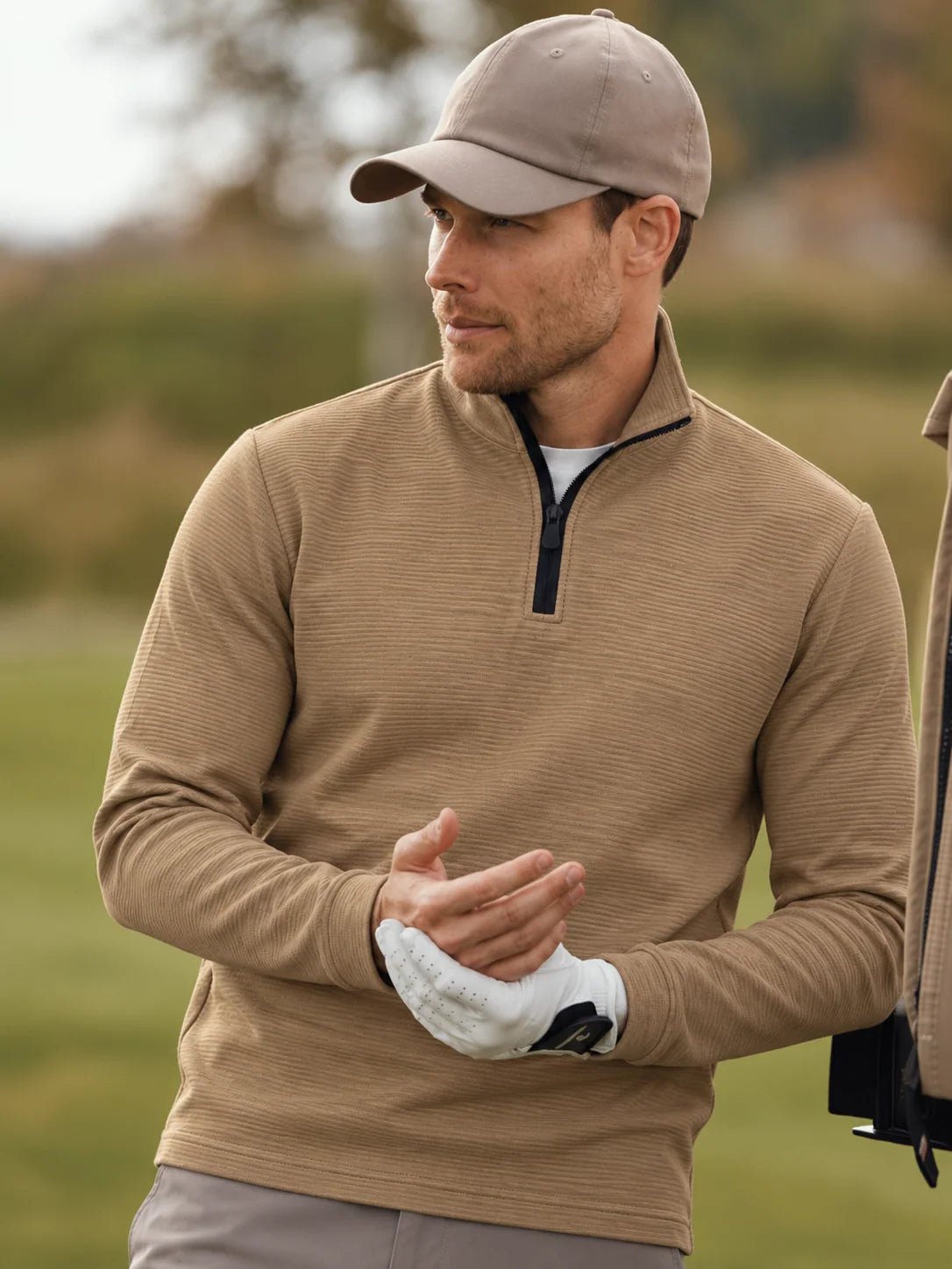 Golfpullover mit horizontaler Rippstruktur in Sandbeige, Funktionsmaterial und Viertelreißverschluss