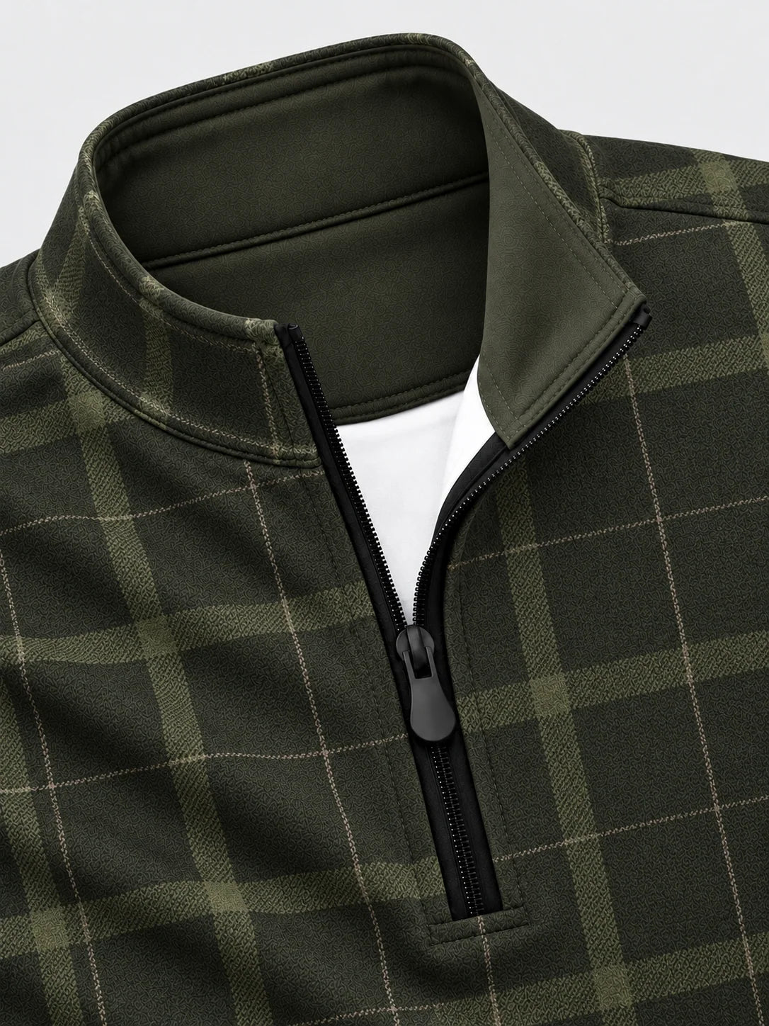Golf-Pullover aus Funktionsmaterial in dunklem Olivgrün mit klassischem Heritage-Karomuster und Viertelreißverschluss