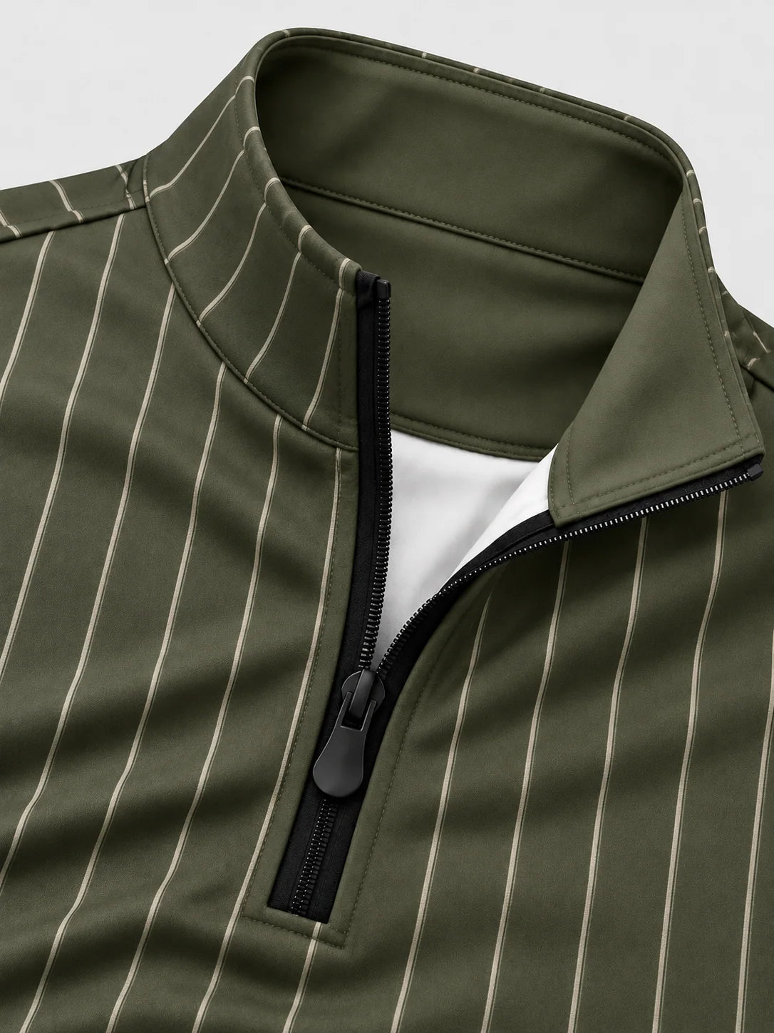 Golf-Pullover in Olivgrün mit Nadelstreifen und kurzem Reißverschluss