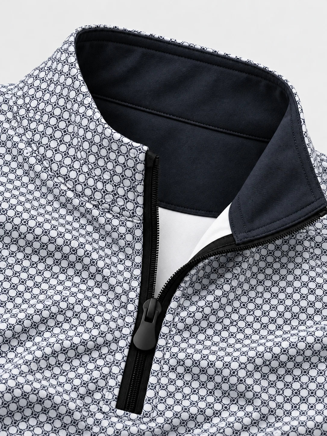 Performance-Golfpullover mit schwarz-weißem geometrischem Muster und Viertelreißverschluss