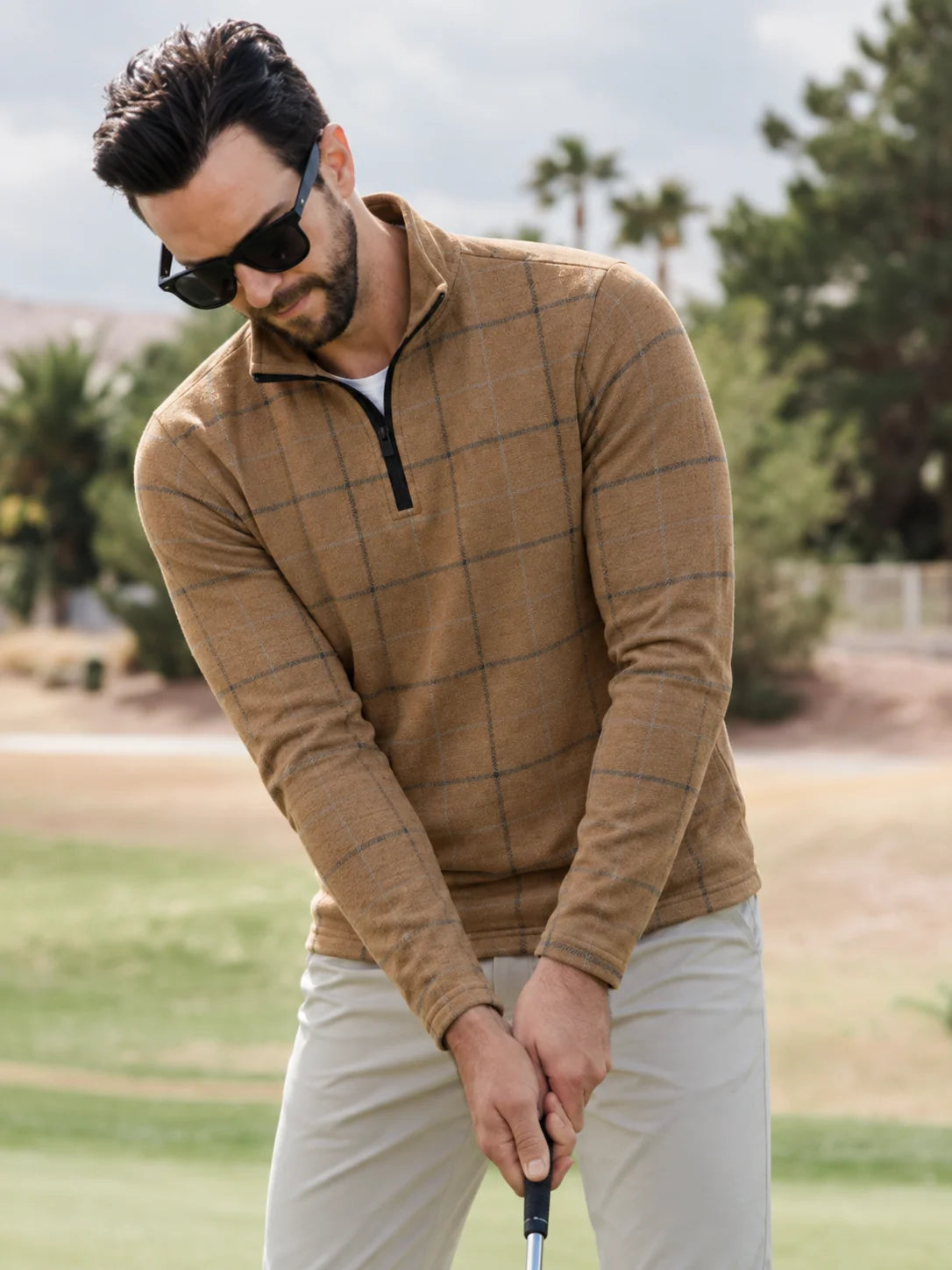 Kamelfarbener Performance-Quarter-Zip-Pullover mit Fensterkaromuster